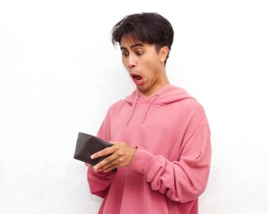 Tuhaf bir suratı olan, elinde boş bir cüzdan olan, beyaz bir arka planda izole edilmiş pembe kapüşonlu, zavallı bir Asyalı gencin portresi..