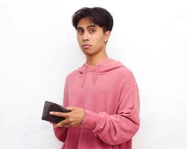 Komik üzgün bir suratı olan zavallı Asyalı bir adamın portresi, çarpıcı pembe bir kapüşonlu, boş bir cüzdan taşıyor, beyaz bir arka planda izole edilmiş..