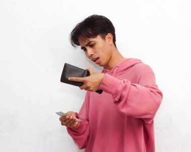 Zavallı Asyalı bir adamın portresi. Komik bir suratı var. Pembe bir kapüşonlu giyiyor, elinde banknot ve boş bir cüzdan var..