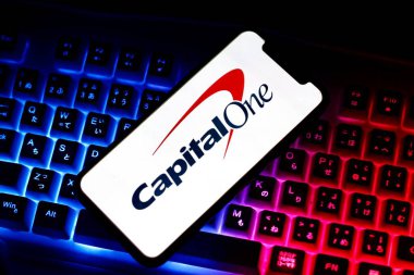 CapitalOne Company 'nin logosu akıllı telefon ekranında gösteriliyor. Endonezya - 13 Haziran 2024.