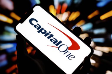 Bu fotoğrafta CapitalOne Company 'nin logosu akıllı telefon ekranında gösteriliyor. Endonezya - 13 Haziran 2024.