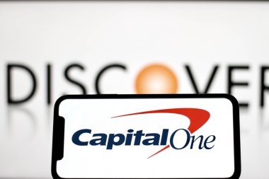 Bu fotoğrafta CapitalOne Company 'nin logosu akıllı telefon ekranında gösteriliyor. Endonezya - 13 Haziran 2024.