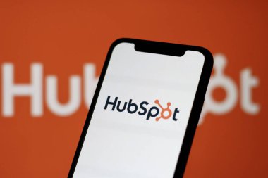 HubSpot şirketinin logosu akıllı telefon ekranında gösteriliyor. Endonezya - 13 Haziran 2024.