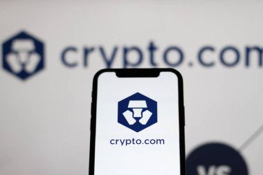  Crypto.com logosu bir akıllı telefon ekranında gösterilir. Endonezya - 13 Haziran 2024.