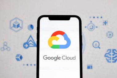 Google Cloud logosu bir akıllı telefon ekranında görüntülenir. Endonezya - 13 Haziran 2024.