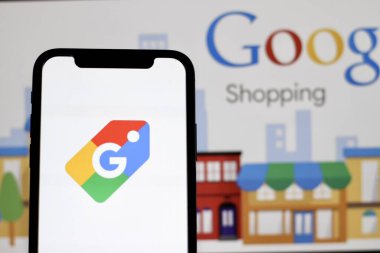 Google Alışveriş logosu bir akıllı telefon ekranında gösterilir. Endonezya - 13 Haziran 2024.