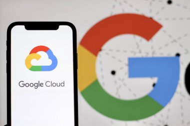 Google Cloud logosu bir akıllı telefon ekranında görüntülenir. Endonezya - 13 Haziran 2024.