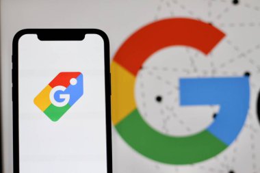 Google Alışveriş logosu bir akıllı telefon ekranında gösterilir. Endonezya - 13 Haziran 2024.