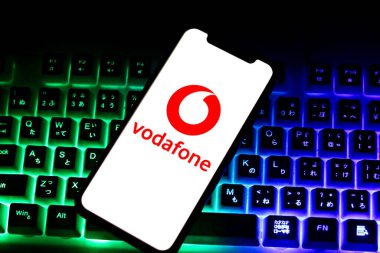 Vodafone logosu, bir akıllı telefondan gösterilir. Endonezya - 14 Haziran 2024.