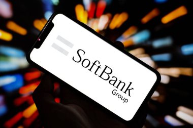 Logo Softbank Grubu, bir akıllı telefondan görüntülenir. Endonezya - 14 Haziran 2024.
