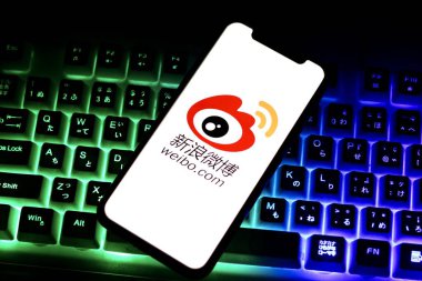 Weibo.com 'un logosu bir akıllı telefonda sergilenmektedir. Endonezya - 14 Haziran 2024.