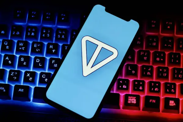 Toncoin logosu, akıllı bir telefonda sergileniyor. Endonezya - 14 Haziran 2024.