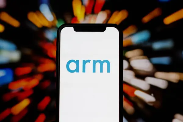 ARM Holding 'in logosu bir akıllı telefondan gösteriliyor. Endonezya - 14 Haziran 2024.