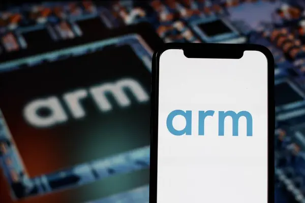 ARM Holding 'in logosu bir akıllı telefondan gösteriliyor. Endonezya - 14 Haziran 2024.