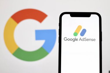 Google AdSense 'in logosu, bir smartphone.Endonezya - 16 Haziran 2024.