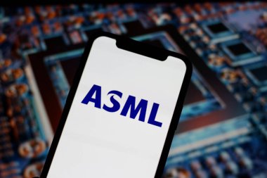 ASML şirketinin logosu bir akıllı telefondan gösteriliyor. Endonezya - 16 Haziran 2024.