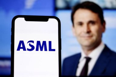 Bu resimde ASML Şirketinin logosu, CEO Christophe Fouquet ile birlikte arka planda. Endonezya - 16 Haziran 2024.