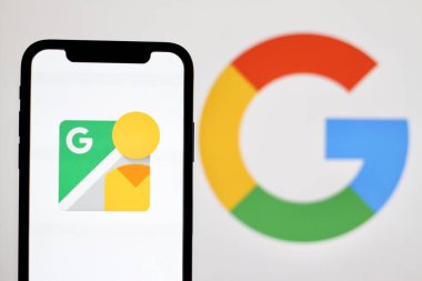 Google Street View logosu, smartphone.Endonezya - 16 Haziran 2024.