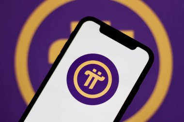 Bu fotoğraf illüstrasyonunda, Pi Ağı 'nın logosu akıllı bir telefondan gösterilmektedir. Endonezya - 16 Haziran 2024.