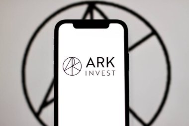 Bu fotoğraf illüstrasyonunda, ARK Yatırımcılık logosu akıllı bir telefondan sergilenmektedir. Endonezya - 16 Haziran 2024.