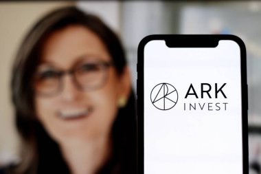 Bu resimde, ARK Yatırım logosu ve CEO 'su Catherine Wood arka planda. Endonezya - 16 Haziran 2024.