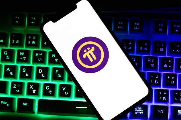 Bu fotoğraf illüstrasyonunda, Pi Ağı 'nın logosu akıllı bir telefondan gösterilmektedir. Endonezya - 16 Haziran 2024.