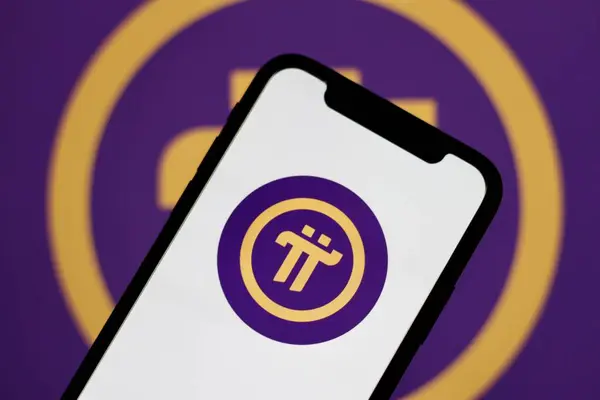 Bu fotoğraf illüstrasyonunda, Pi Ağı 'nın logosu akıllı bir telefondan gösterilmektedir. Endonezya - 16 Haziran 2024.