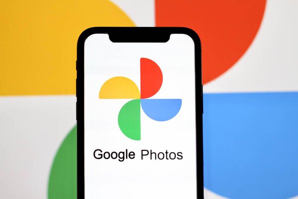 Логотип фотографий Google отображается на smartphone.indonesia - 16 июня 2024 года.