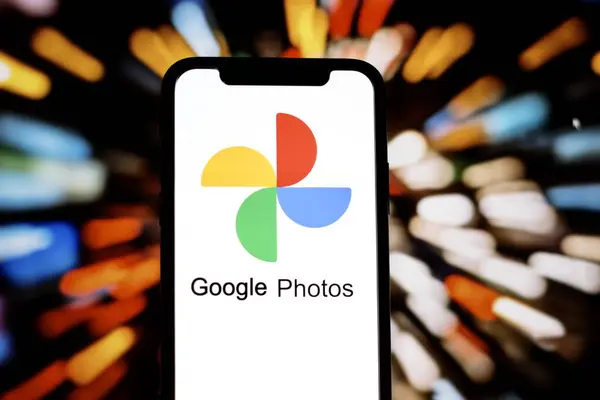 Google fotoğraflarının logosu, smartphone.Endonezya - 16 Haziran 2024.
