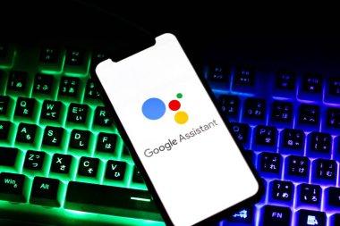 Bu fotoğraf illüstrasyonunda, Google Asistanı logosu, bir akıllı telefondan gösterilmektedir. Endonezya - 18 Haziran 2024.