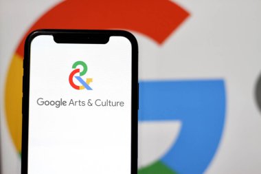 Google Sanat ve Kültür logosu, bir akıllı telefon üzerinde sergilenmektedir. Endonezya - 18 Haziran 2024.