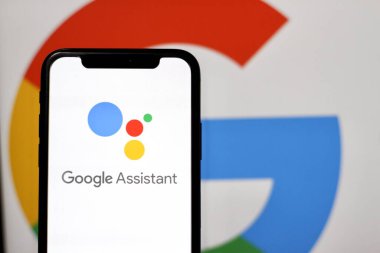 Bu fotoğraf illüstrasyonunda, Google Asistanı logosu, bir akıllı telefondan gösterilmektedir. Endonezya - 18 Haziran 2024.