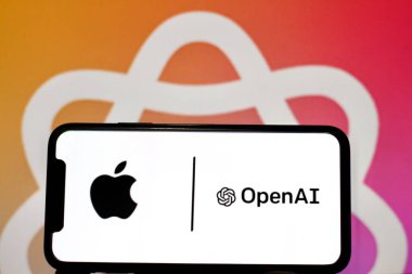 Bu fotoğraf illüstrasyonunda, Elma ve OpenAI logosu, arka planda elma dehasıyla donatılmış bir akıllı telefonda sergilenmektedir, teknoloji şirketi işbirliği. Endonezya - 18 Haziran 2024.