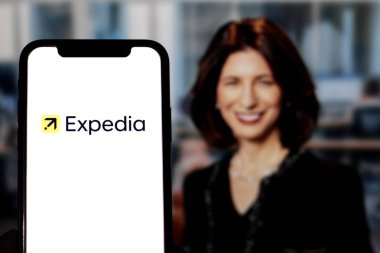 Expedia 'nın logosu, CEO' su Ariane Gorin arka planda. Endonezya - 18 Haziran 2024.