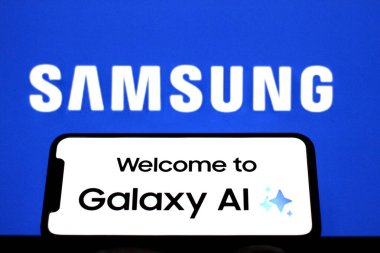 Bu resimde Samsung Galaxi Yapay Zeka logosu bir akıllı telefon üzerinde sergilenmektedir. Endonezya - 23 Haziran 2024.