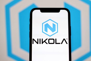 Bu resimde, Nikola 'nın logosu bir akıllı telefondan gösteriliyor. Endonezya - 23 Haziran 2024.