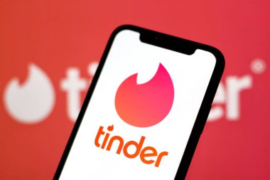 Bu resimde, Tinder logosu akıllı telefon ekranında gösteriliyor. Endonezya - 25 Haziran 2024.