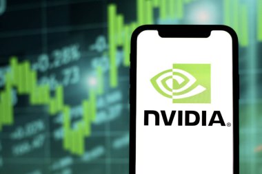 Bu resimde, NVIDIA logosu akıllı telefon ekranında gösteriliyor. Endonezya - 28 Mayıs 2024.