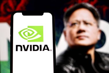 Bu resimde, arka planda CEO Jensen Huang ile NVIDIA logosu, teknoloji şirketi. Endonezya - 25 Haziran 2024.