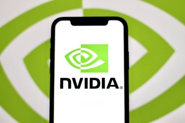 Bu resimde, NVIDIA logosu akıllı telefon ekranında gösteriliyor. Endonezya - 28 Mayıs 2024.