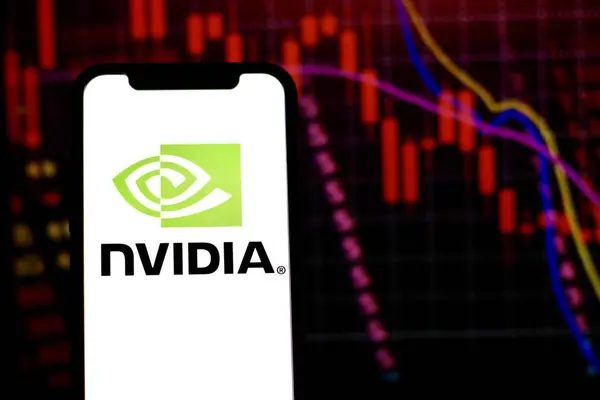 Bu resimde, NVIDIA logosu akıllı telefon ekranında gösteriliyor. Endonezya - 28 Mayıs 2024.