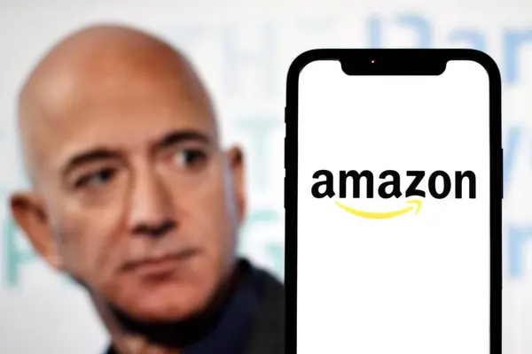 Bu resimde Amazon logosu, kurucusu Jeff Bezos ile birlikte arka planda bir akıllı telefonda sergilenmektedir. Endonezya - 23 Haziran 2024.