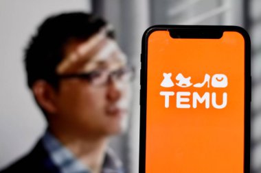 Bu resimde Temu logosu, CEO Colin Huang ile arka planda. Endonezya - 26 Haziran 2024.