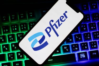 Bu fotoğraf illüstrasyonunda, Pfizer logosu akıllı bir telefonda sergilenmektedir. Endonezya - 26 Haziran 2024.
