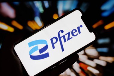 Bu fotoğraf illüstrasyonunda, Pfizer logosu akıllı bir telefonda sergilenmektedir. Endonezya - 26 Haziran 2024.