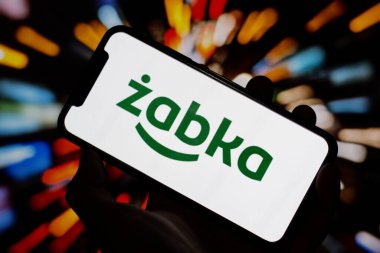 Bu resimde, Zabka logosu bir akıllı telefondan sergilenmektedir. Endonezya - 26 Haziran 2024.