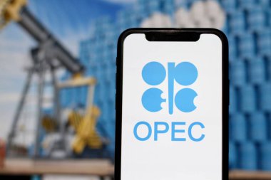 Bu fotoğraf illüstrasyonunda, Petrol İhraç Eden Ülkeler Örgütü logosu, OPEC, bir akıllı telefondan gösterilmektedir. Endonezya - 26 Haziran 2024.