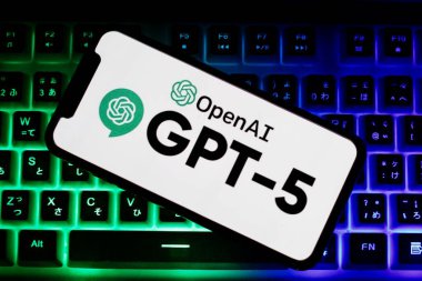 Bu resimde, OpenAI ChatGPT-5 logosu Smartphone Screen.Endonezya - 26 Haziran 2024.