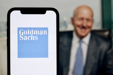 Bu resimde Goldman Sachs logosu ve arka planda CEO David Solomon var. Endonezya - 26 Haziran 2024.