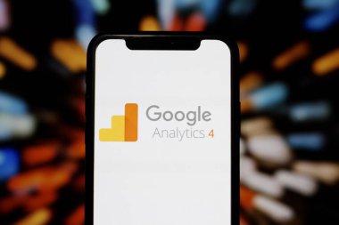 Bu fotoğraf illüstrasyonunda, Google Analitik 4 'ün logosu bir akıllı telefon üzerinde sergilenmektedir. Endonezya - 26 Haziran 2024.